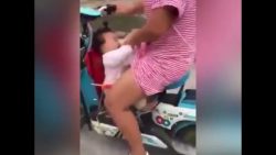 Kleinkind schaut Mutter unter den Rock kleinkind schaut mutter unter de