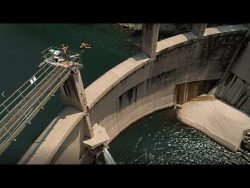 Klippenspringen springen von einem Staudamm klippenspringen springen von ein