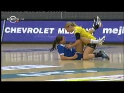 Körperkontakt beim Damen-Handball koerperkontakt beim damen handba