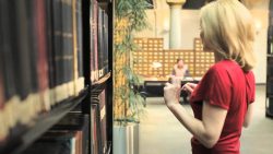 kommt eine blondine in die bibli