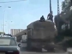 leute beklauen lkw waehrend der