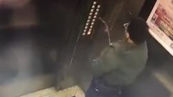 lieferjunge pisst in fahrstuhl