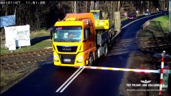 LKW baut Unfall mit einem Zug lkw baut unfall mit einem zug