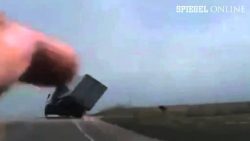 lkw faehrt auf einer seite