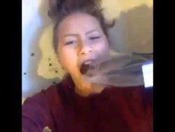 maedchen kotzt auf maedchen nach