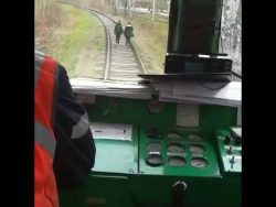 Mädchen laufen auf der Bahn-Strecke maedchen laufen auf der bahn str