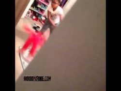 Mädchen schlägt Kuscheltier KO maedchen schlaegt kuscheltier ko