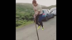 mann am stiel auf der strasse