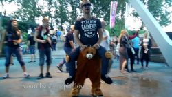 mann auf den schultern eines bae