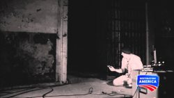 Mann auf der Jagd nach der Geisterstimme mann auf der jagd nach der geist