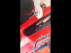 mann bohrt sich in den daumen