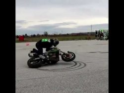 mann dreht sich mit motorrad und