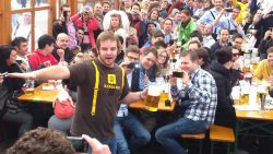 Mann Ext seine 3. Maß Bier auf dem Münchener Oktoberfest mann ext seine 3 mass bier auf d