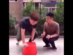 mann faellt in seine eigene sche