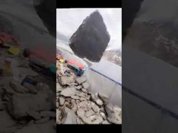 mann fast von felsbrocken im cam