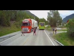 mann haengt an buss und wird von