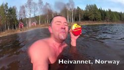 mann isst surstroemming ohne bre