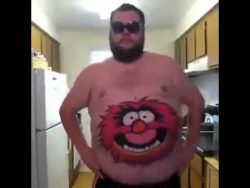 mann mit bierbauch macht bauchta