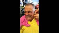 mann schreit beim friseur rum