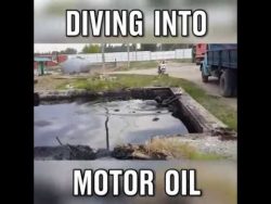 Mann springt in Motoröl mann springt in motoroel