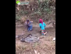 Mann tritt Frau vom Fahrrad beim Aufsteigen mann tritt frau vom fahrrad beim