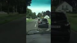 Mann tritt Frontscheibe eines Autos während der Fahrt ein mann tritt frontscheibe eines au