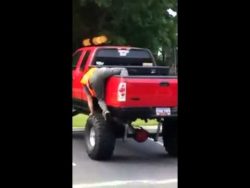 Mann turnt auf einem Jeep mann turnt auf einem jeep