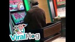 mann verliert beim roulette am a