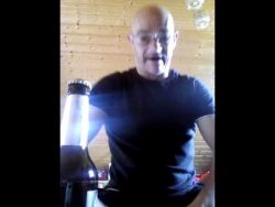 mann versucht eine flasche zu oe