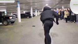 Mann Zerstört seine Playstation 4 mann zerstoert seine playstation