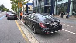 Mann zerstört seinen Mercedes mann zerstoert seinen mercedes