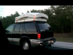 matratzensport auf dem autodach