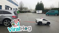 Mini Cybertruck zieht Mercedes R Klasse mini cybertruck zieht mercedes r