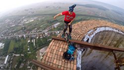 mit dem einrad auf dem schornste