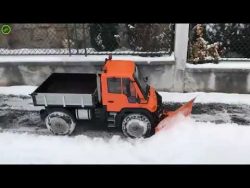 Mit Spielzeugauto Schnee räumen mit spielzeugauto schnee raeumen