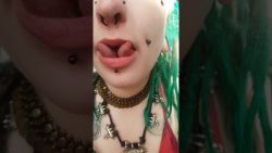 mit zwei zungen lutscht es sich