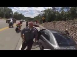 motorrad polizist bei der arbeit