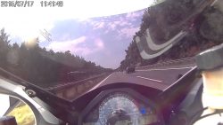 motorradfahrer bleibt zwischen d