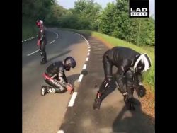 motorradfahrer helfen aelterer f