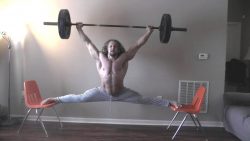 muskelmann macht spagat auf stue