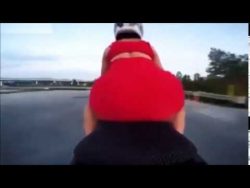 Nie im Kleid auf ein Motorrad steigen und Fahren nie im kleid auf ein motorrad st