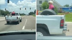 oma auf der ladeflaeche mitnehme