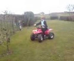 oma faehrt auf dem quad nach hau