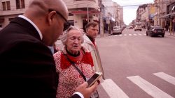 oma hilft smartphonenutzern uebe