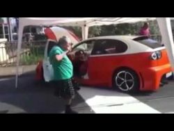 oma ist am tanzen zur techno mus