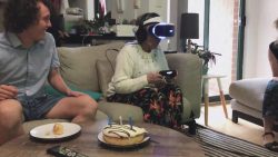 Oma ist zum ersten Mal in der Virtual Reality oma ist zum ersten mal in der vi