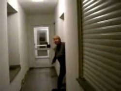 oma rastet aus nette nachbarn