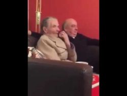 oma streckt die zunge raus