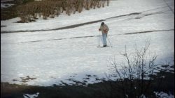 opa allein auf der ski piste