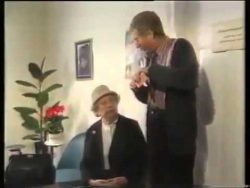 Opa beim Arzt - Wie nimmt man nur ein Zäpfchen ein opa beim arzt wie nimmt man nur